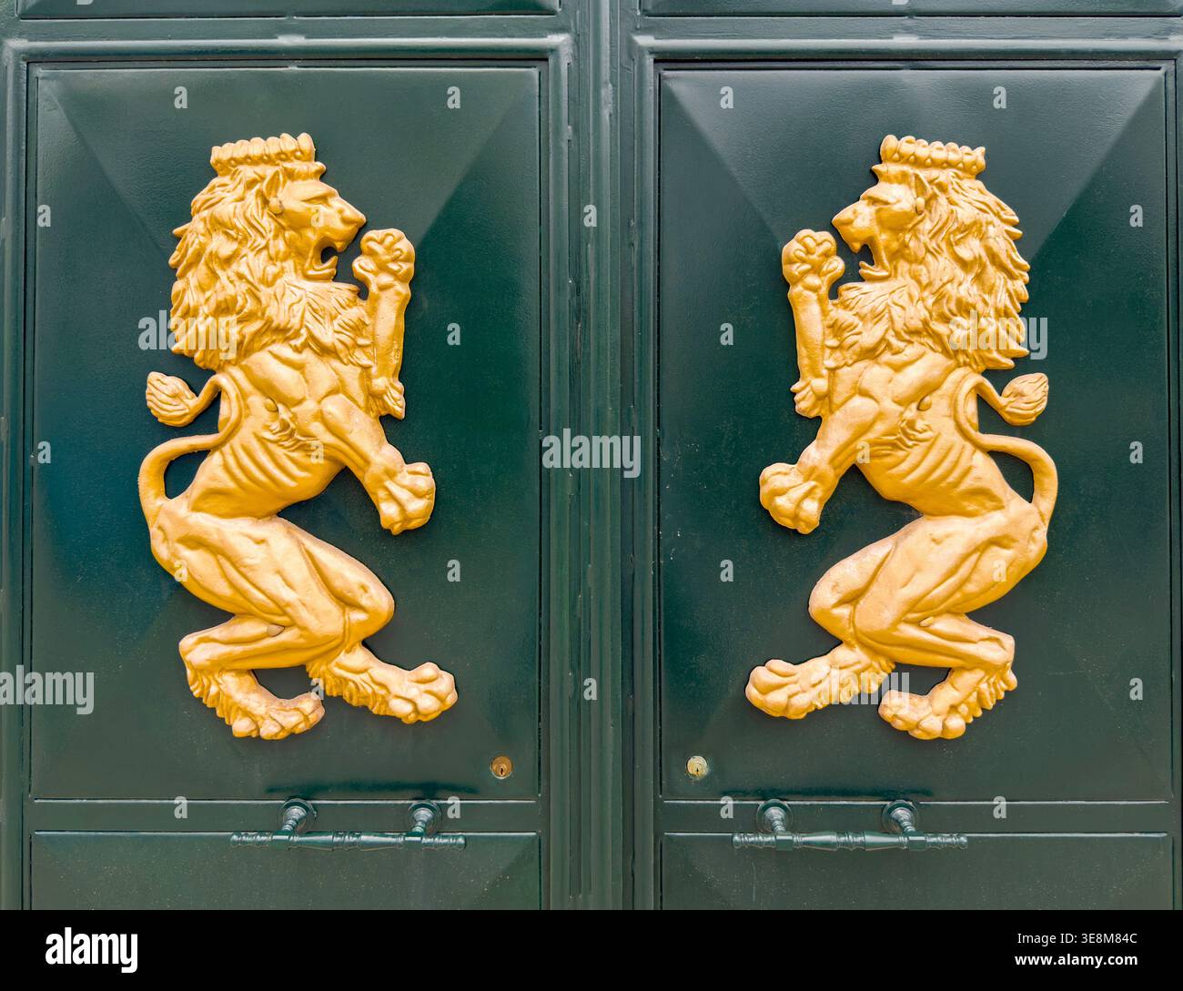 Two heraldic lions hi-res stock photography and images - Alamy
