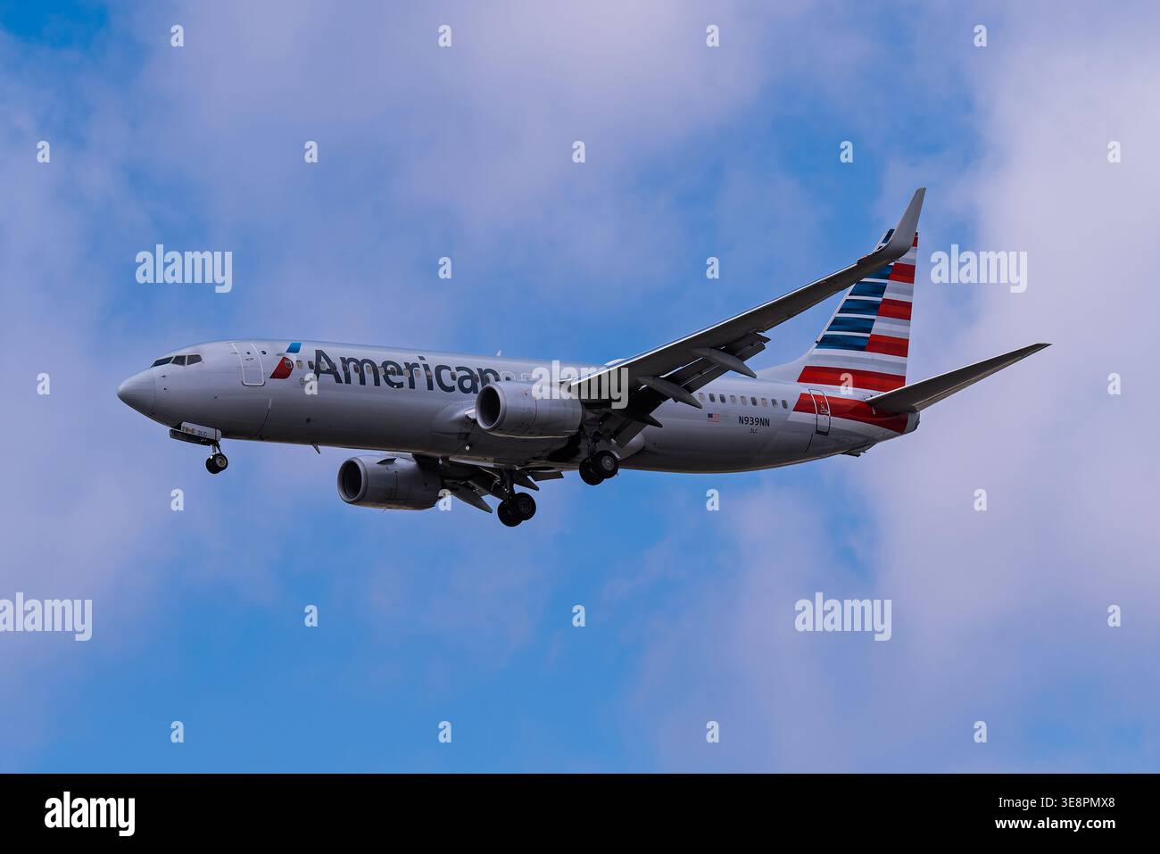 American airlines boeing 737 800 hi-res stock photography and