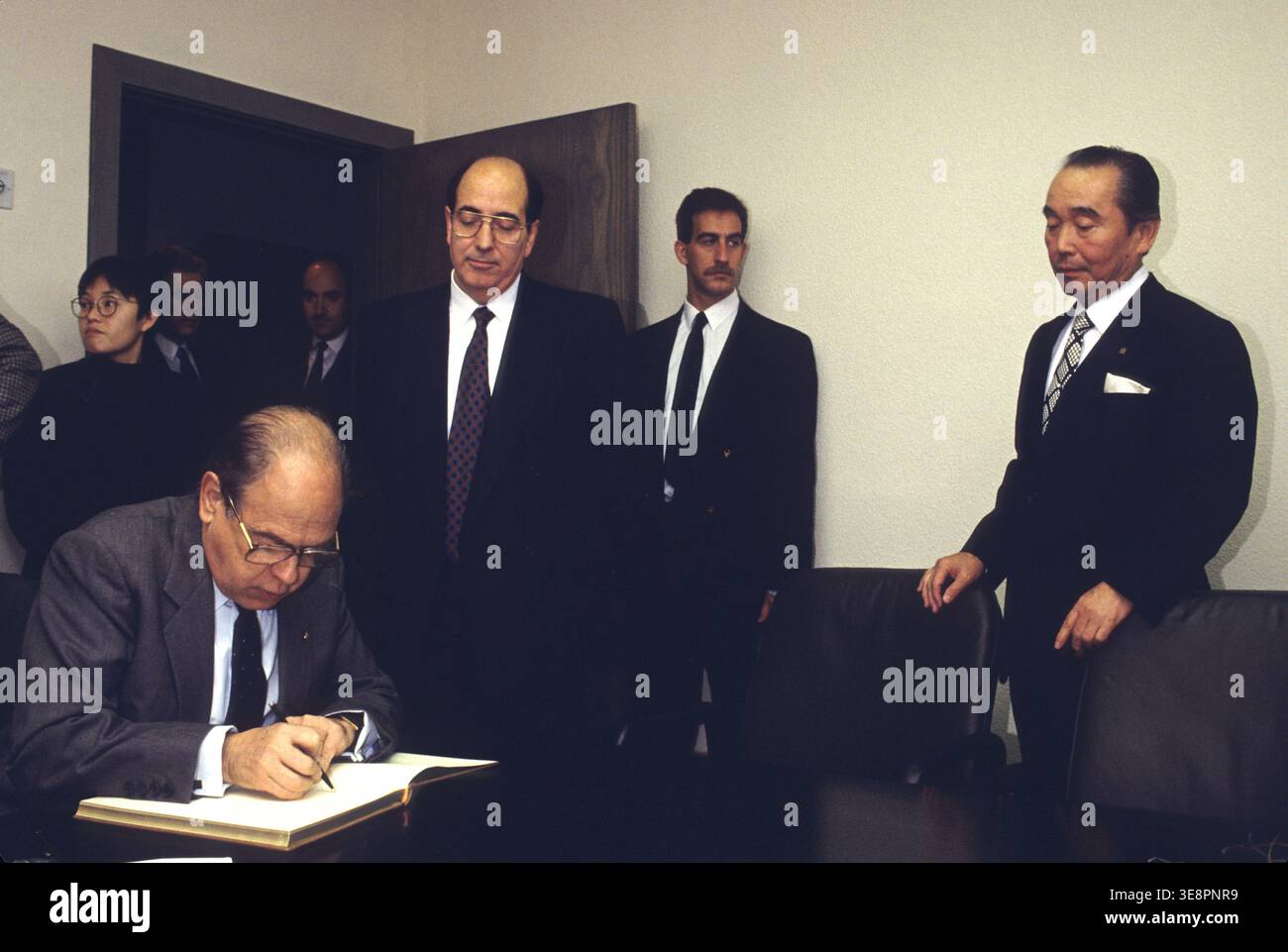 Spain Barcelona Mr Jordi Pujol generalitad presidente signing contract with CEO pioneer president 1992 before olympic games Stock Photo