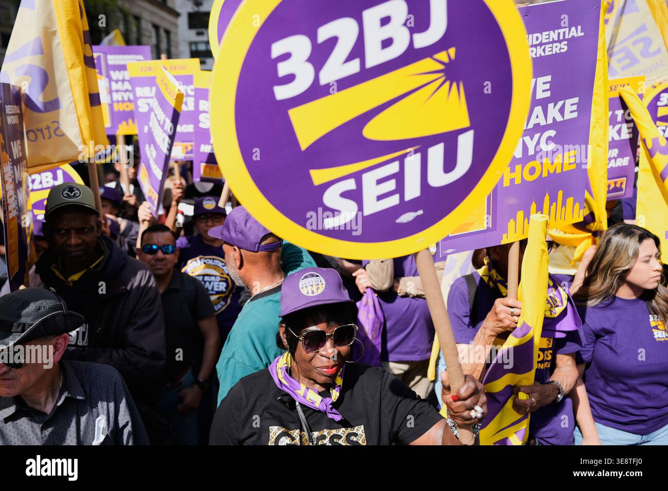 Members of the 32BJ SEIU union and their supporters rally on Park ...