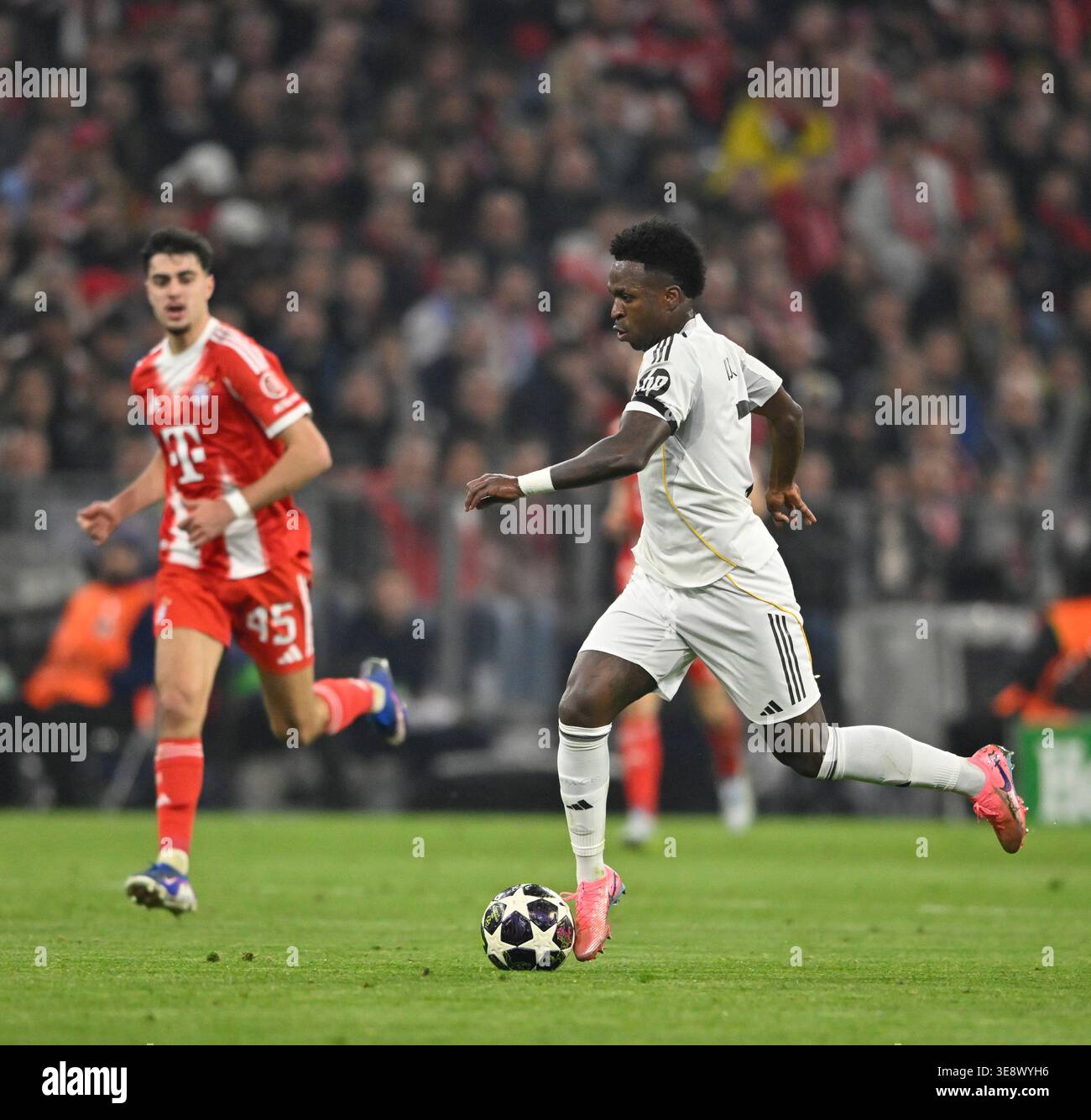 Vinicius Junior Real Madrid (07) Aktion am Ball Aleksandar Pavlovic FC ...