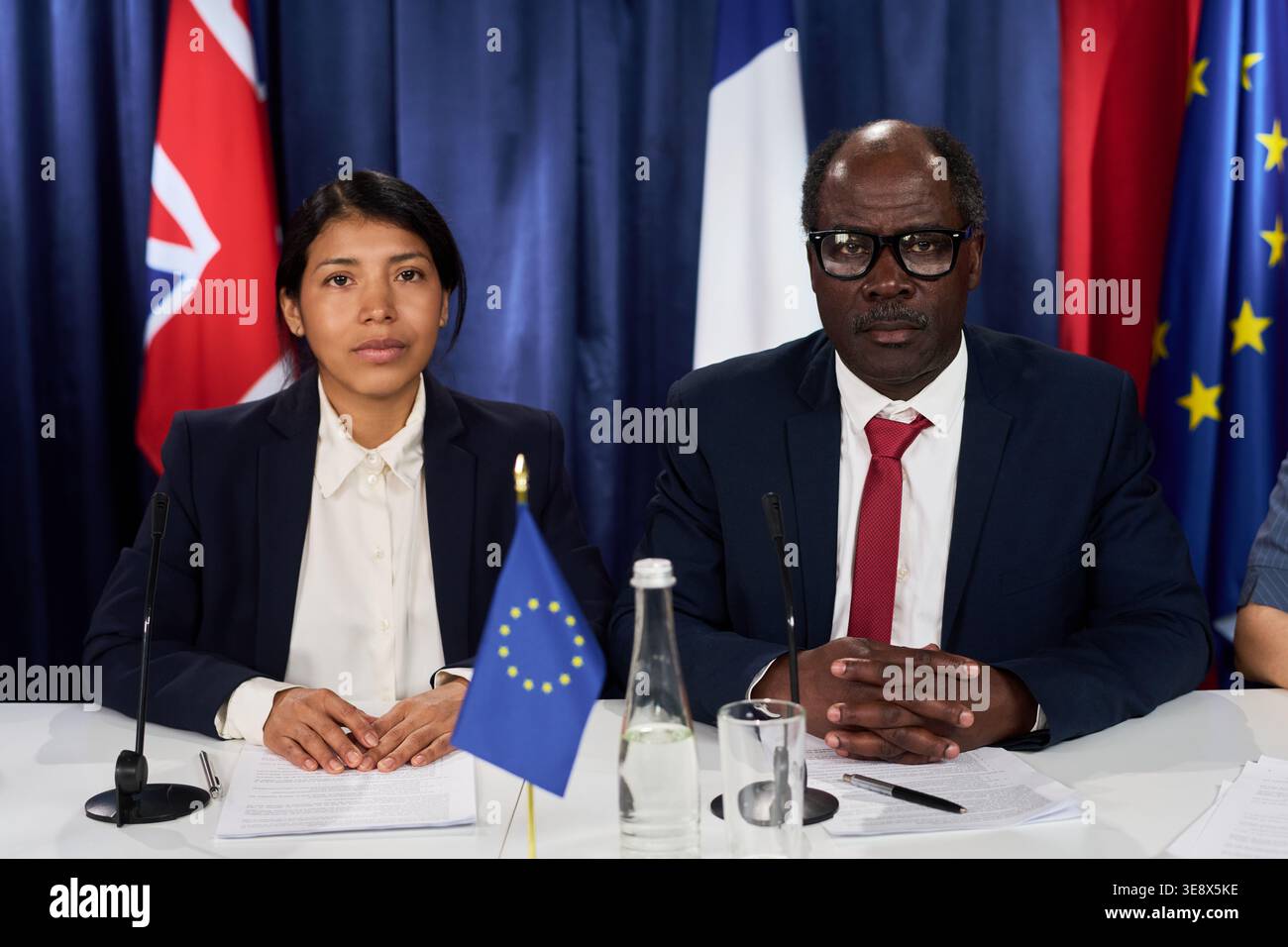 Trade Negotiation Negotiations press hi-res stock photography and images - Alamy