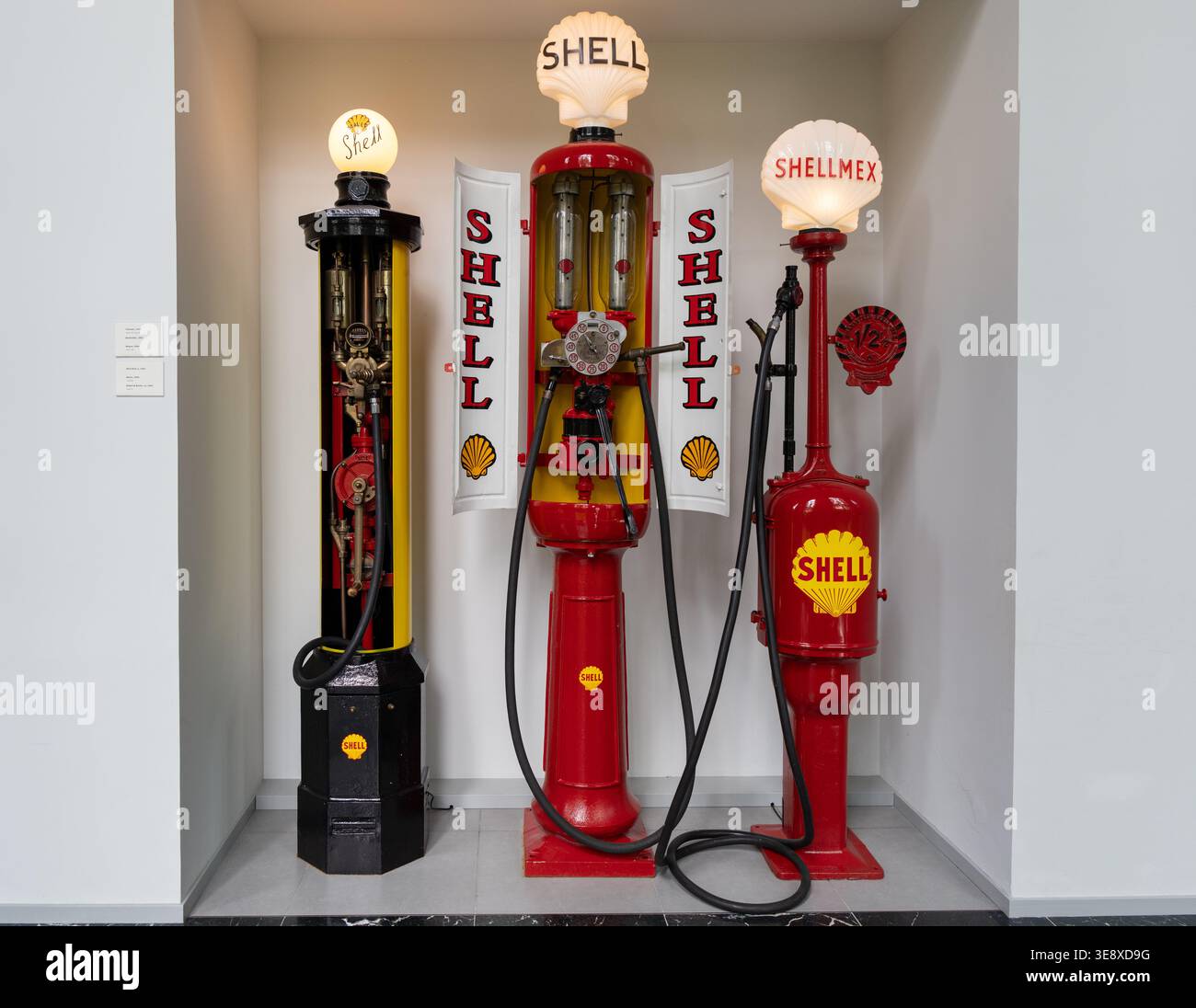 Shell logo vintage hi-res stock photography and images - Alamy