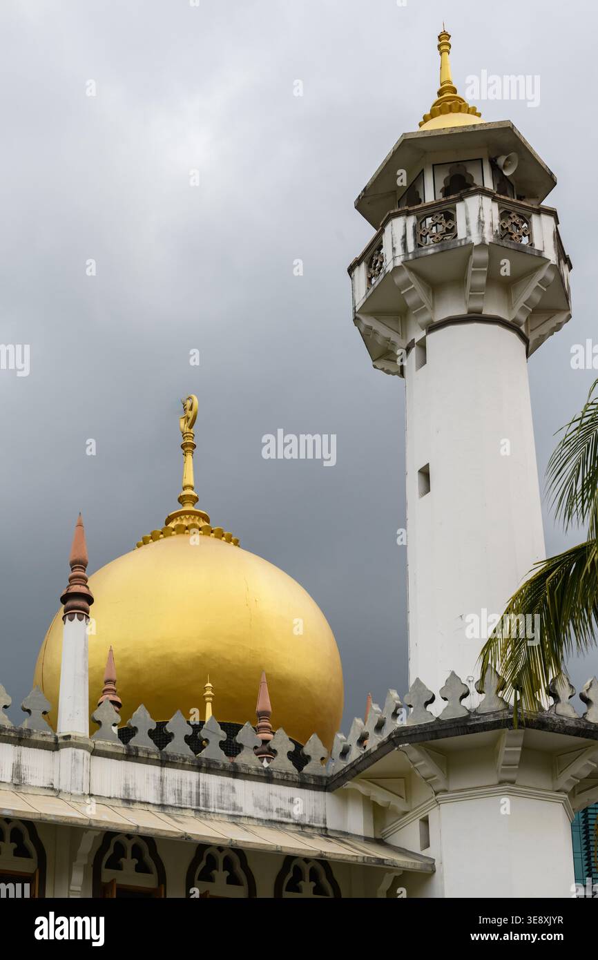 The golden onion dome and minaret of the Sultan Mosque, an historic religious landmark located within the Kampong Glam locality of Rochor, Singapore. Stock Photo