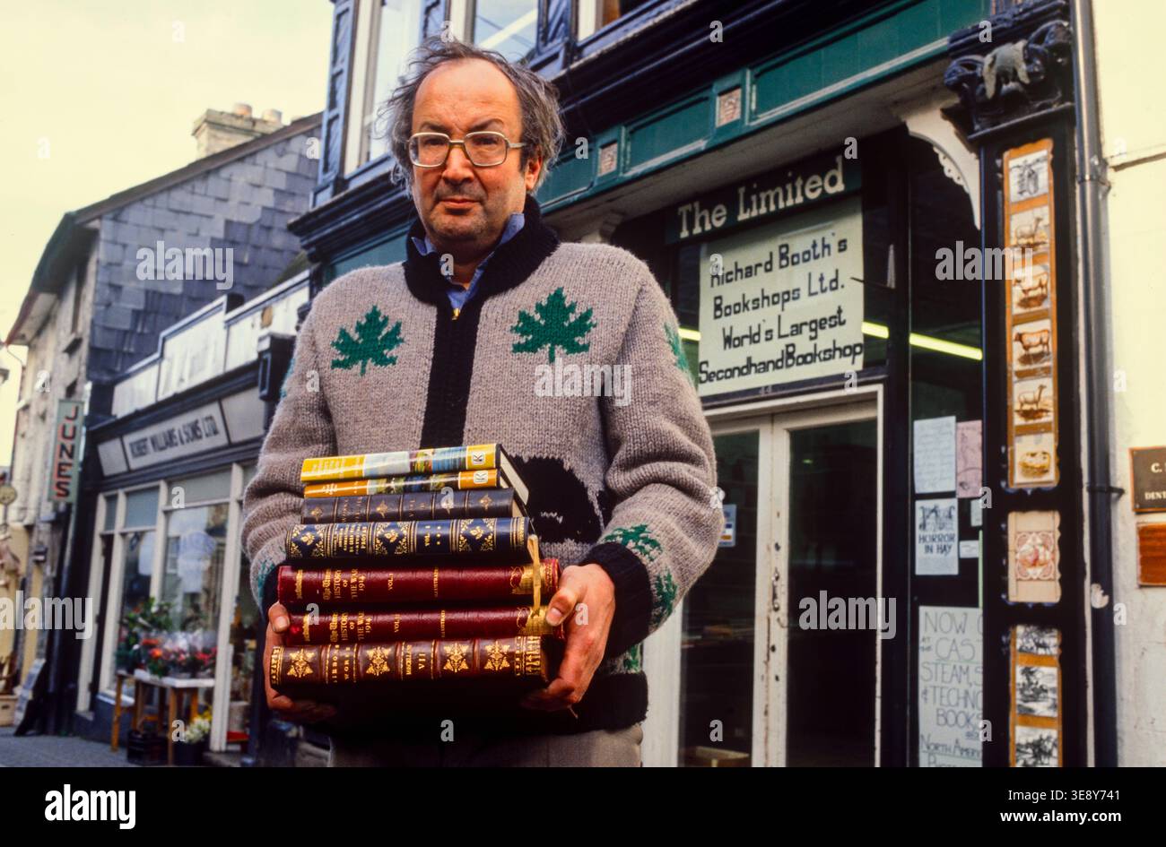 Richard Booth, an eccentric bookseller who transformed Hay-on-Wye into the world’s largest second-hand book town, 1990 Stock Photo