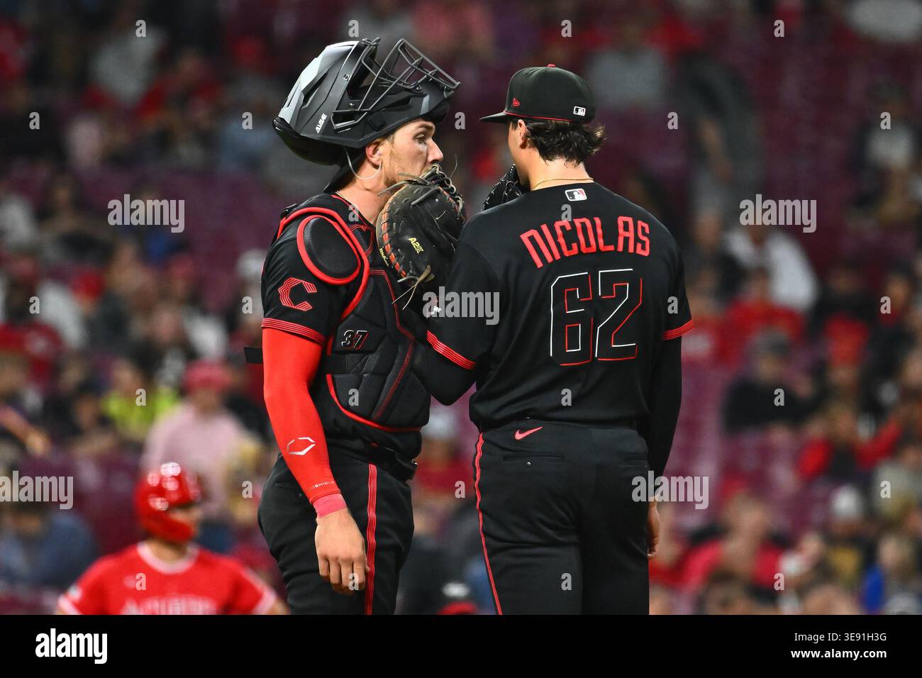 Stephenson Reds Cincinnati Reds catcher Tyler Stephenson, left, talks with pitcher Kyle ...