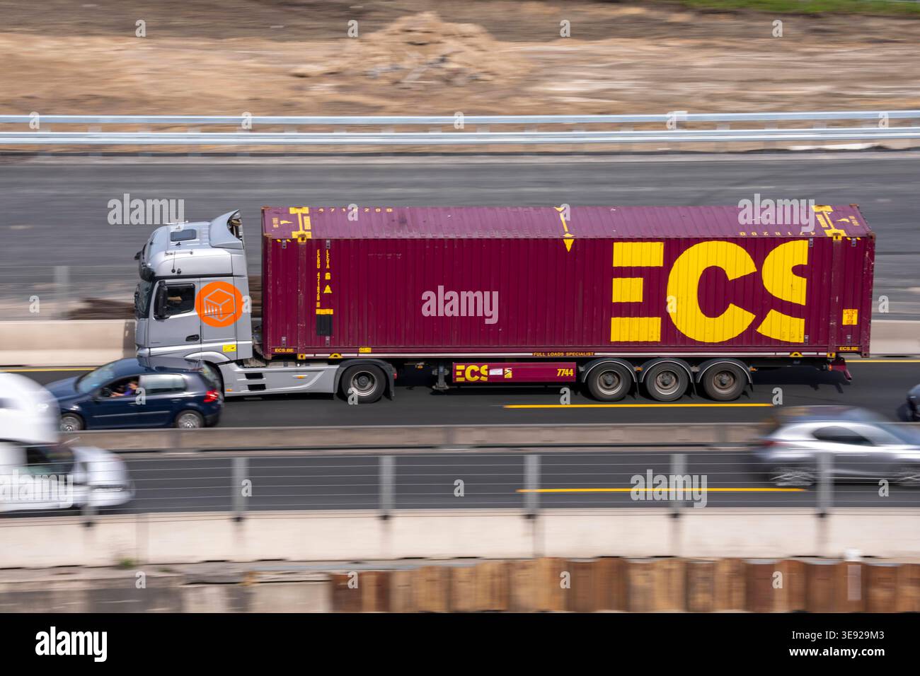 Container LKW auf der Autobahn, ECS Container, Container LKW ...