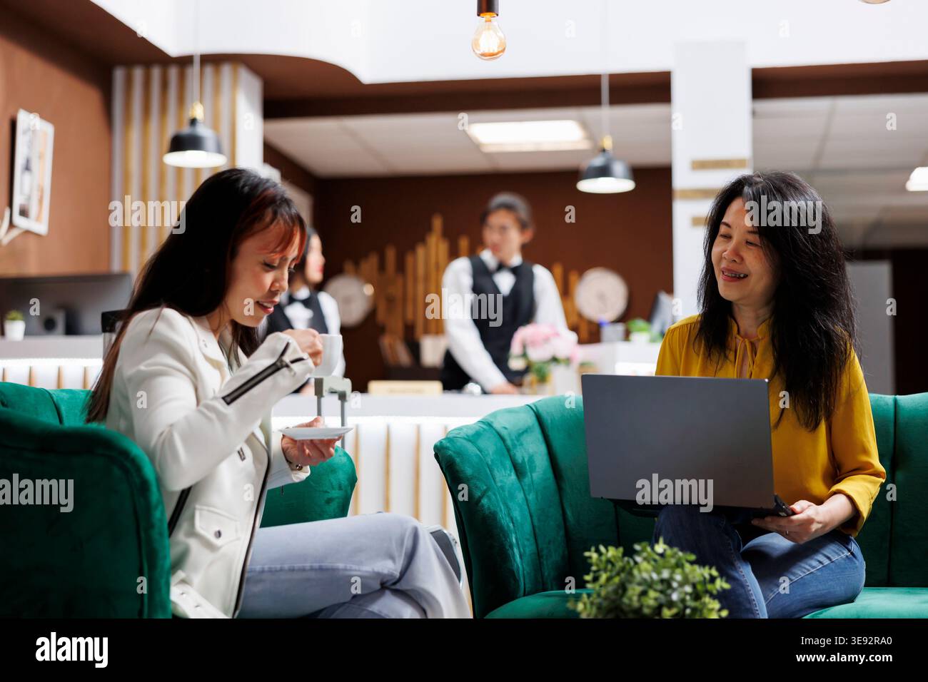 Hotel lobby guests sitting hi-res stock photography and images - Alamy
