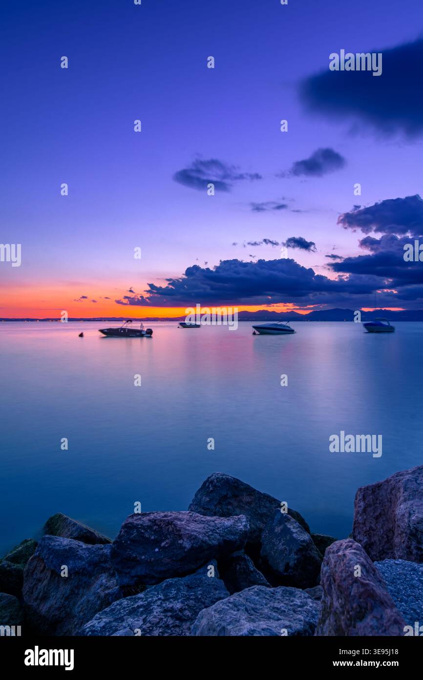 Golden hour over lake hi-res stock photography and images - Page 2