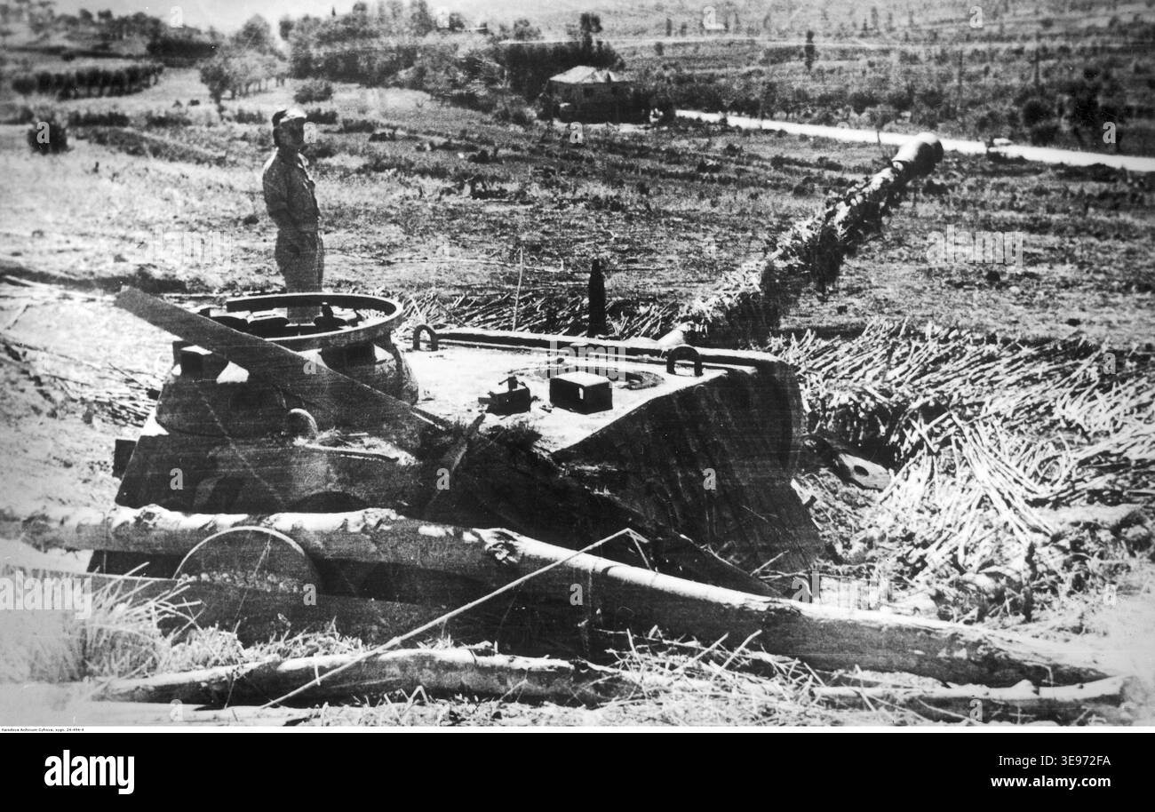 Captured polish artillery hi-res stock photography and images - Alamy