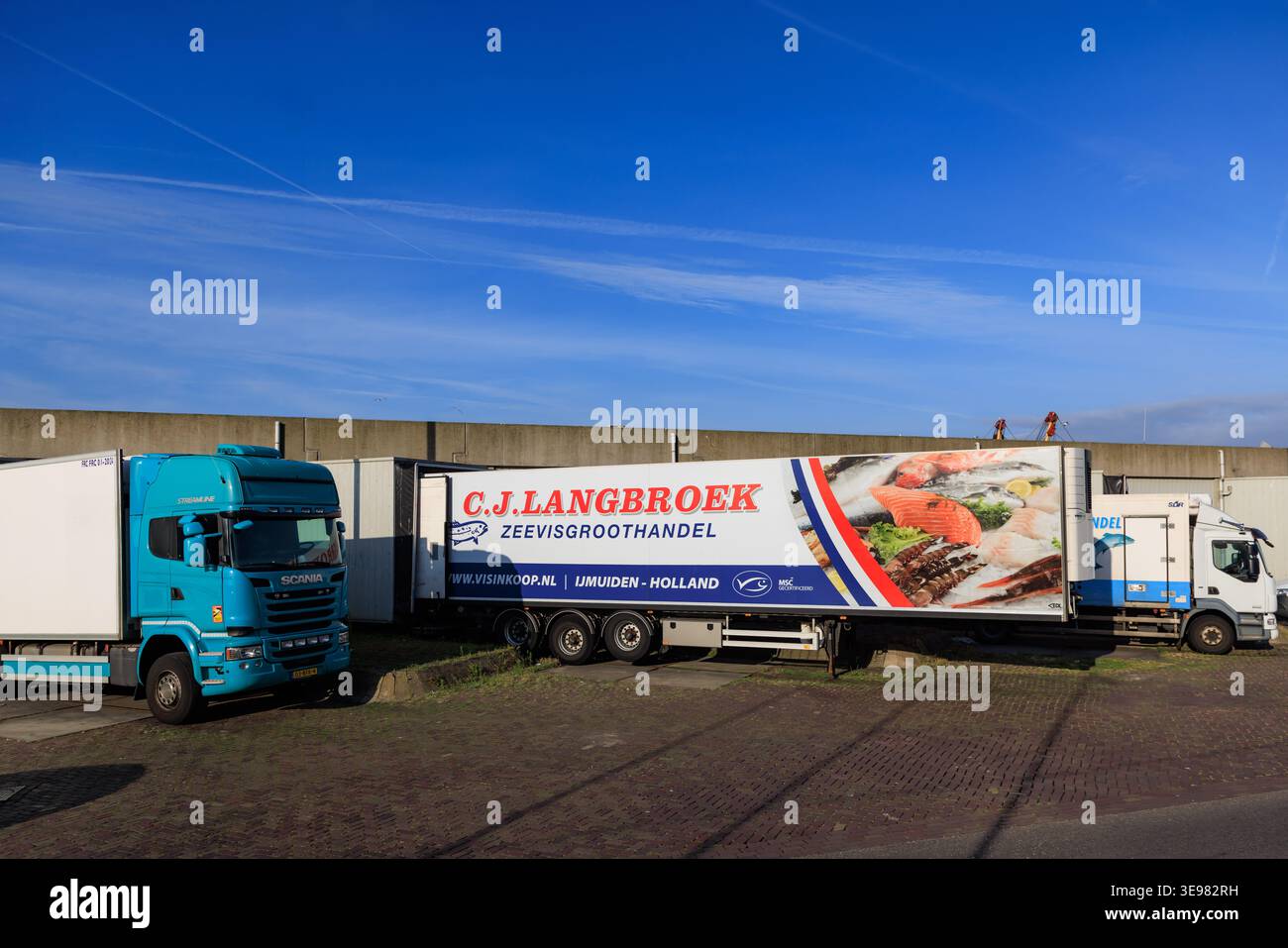 4pic1woord net full of fish truck on road Fish truck hi-res stock photography and images - Page 2