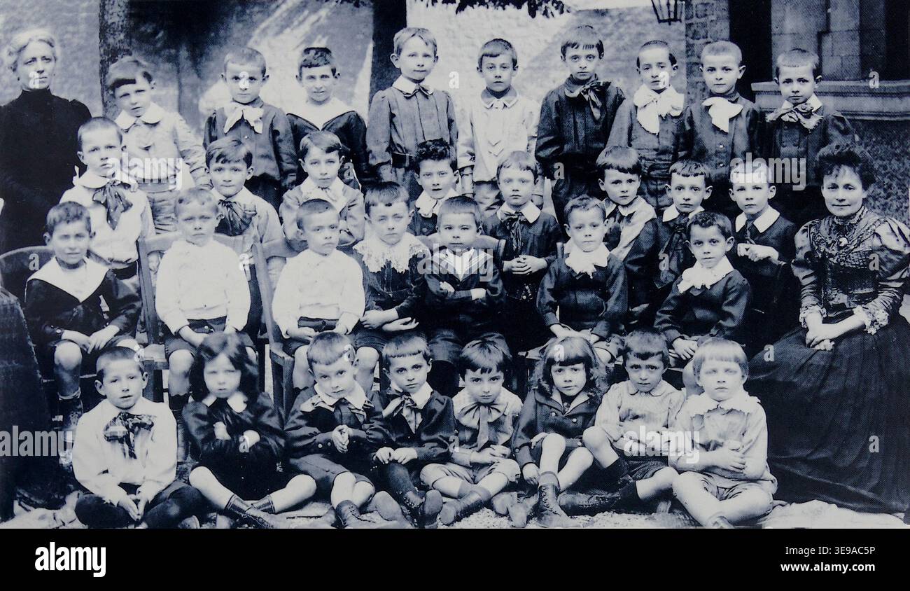 Students group photo early 1900s france hi-res stock photography and ...