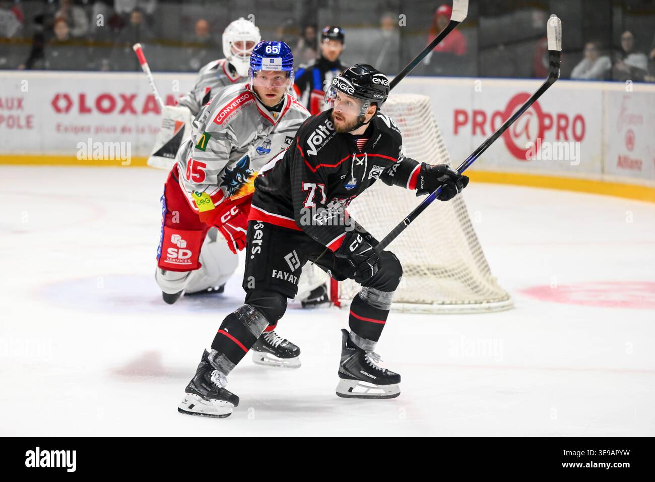 Craig Puffer of Boxers de Bordeaux and Rautanen Juho of Grenoble during ...
