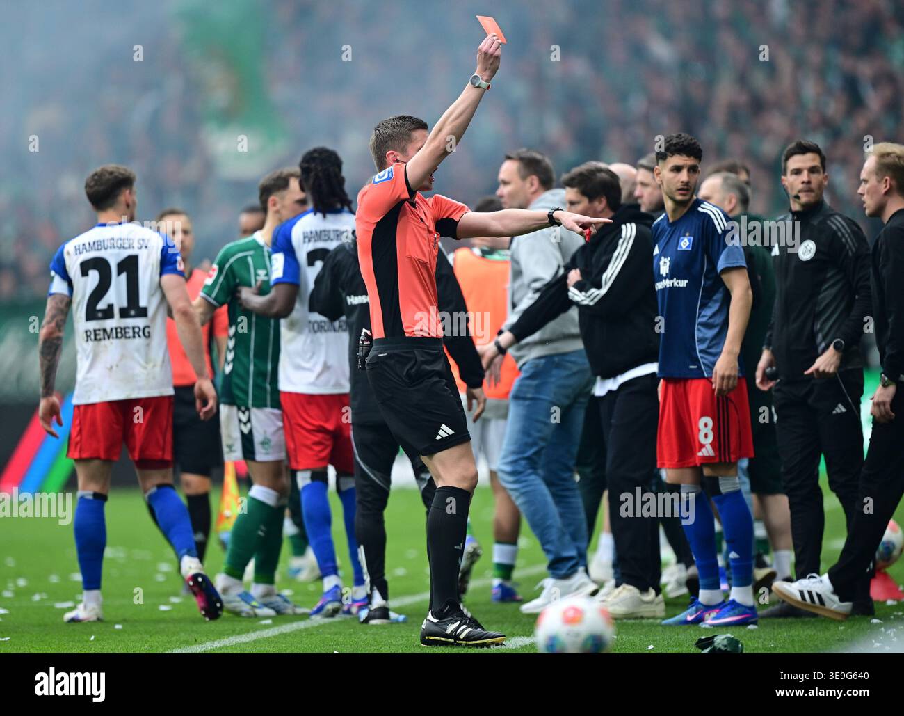 Referee Florian Exner shows assistant coach Loic Fave (HSV Hamburg, not ...
