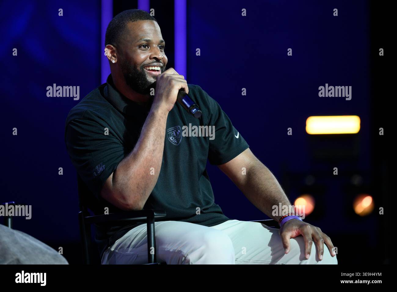 Baltimore Ravens special teams coordinator Anthony Levine Sr. during an ...