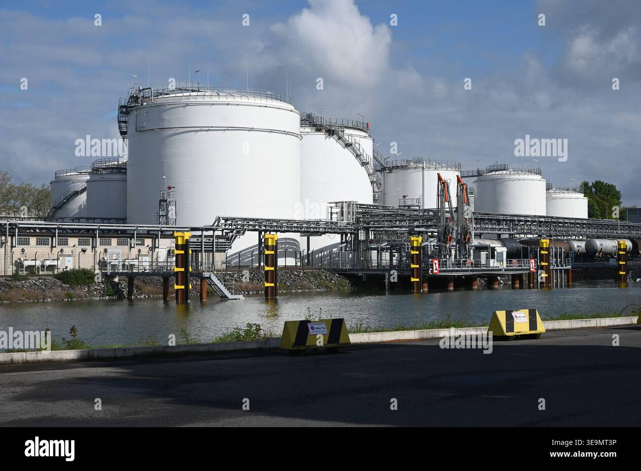 Verladestation fuer Tankschiffe im Hafen Gelsenkirchen, Tanklager im ...
