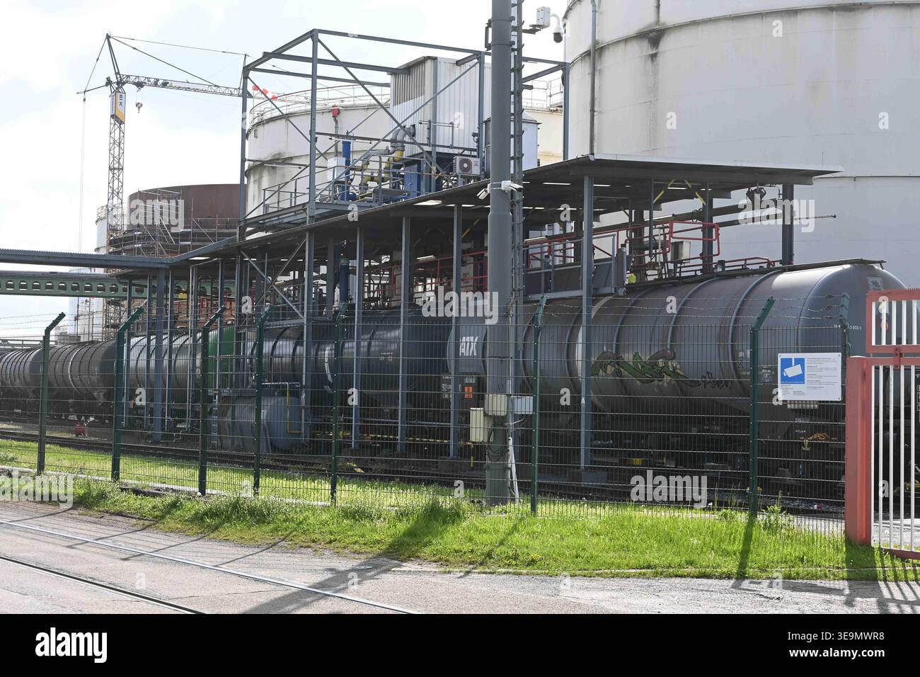 Loading station for fuels, rail tank cars, tank trucks, Refinery in ...