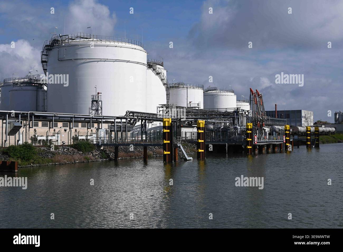 Aviation fuel storage tank hi-res stock photography and images - Alamy