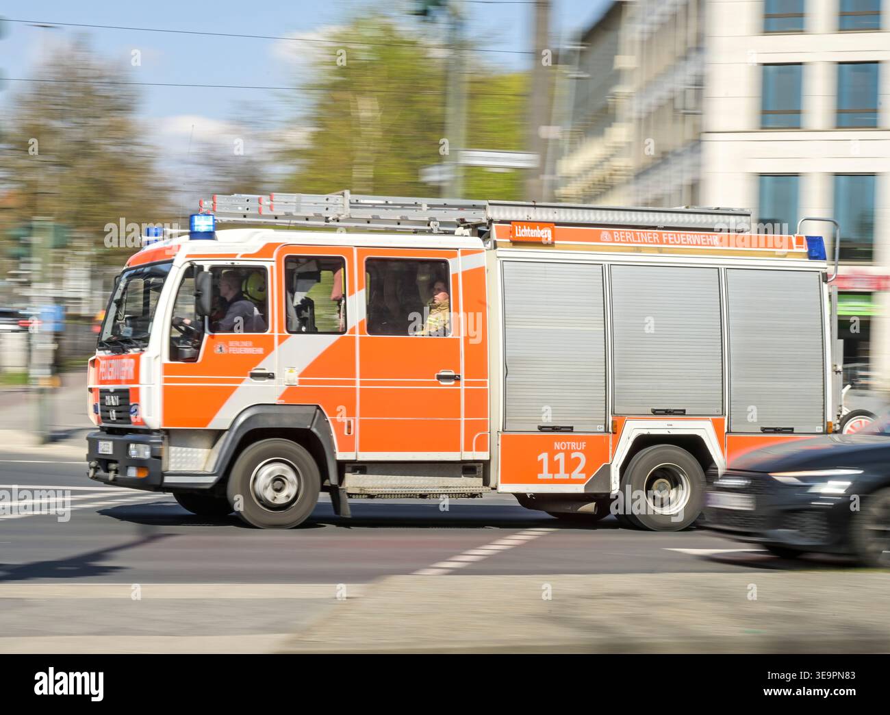 Feuerwehrauto im Einsatz, Blaulichtfahrt, Lichtenberg, Berlin, Deutschland Stock Photo