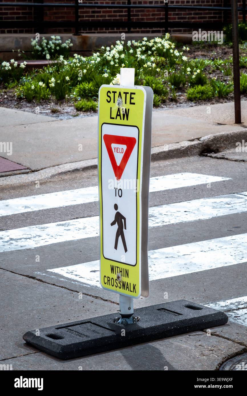 Yield sign usa hi-res stock photography and images - Alamy