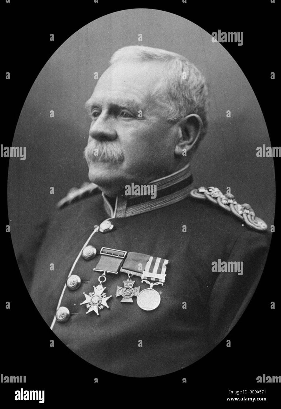 Colonel Thomas Cadell VC (1865–1919) received the Victoria Cross. The historical photographic print documents his military service and association with Fradelle and Young, London, in 1907. Stock Photo