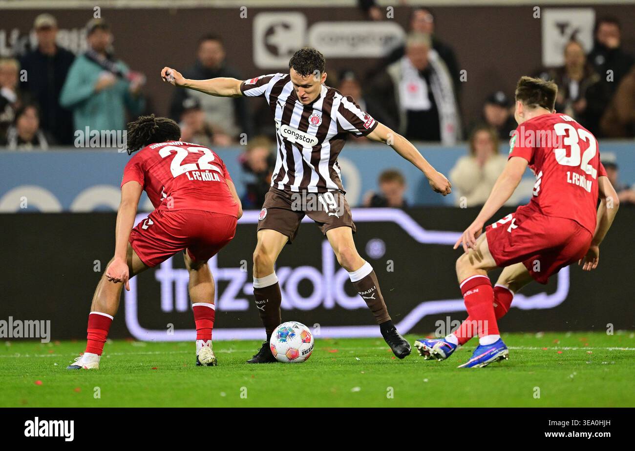 from left: Jahmai Simpson-Pusey, Martijn Kaars (St. Pauli), Kristoffer ...