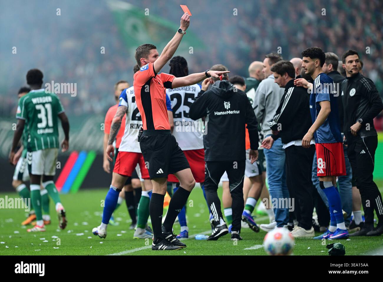 Referee Florian Exner shows assistant coach Loic Fave (HSV Hamburg, not ...