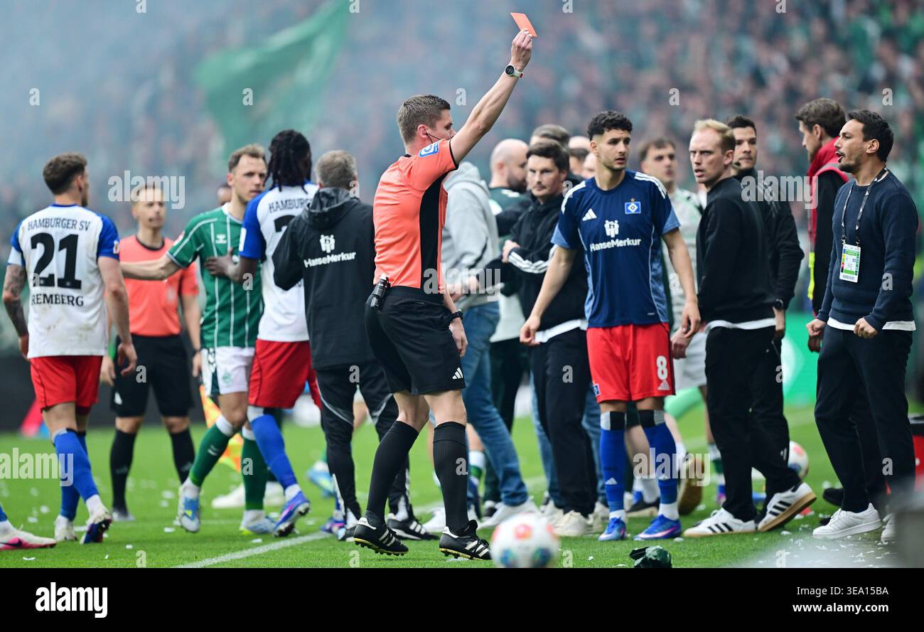 Referee Florian Exner shows assistant coach Loic Fave (HSV Hamburg, not ...