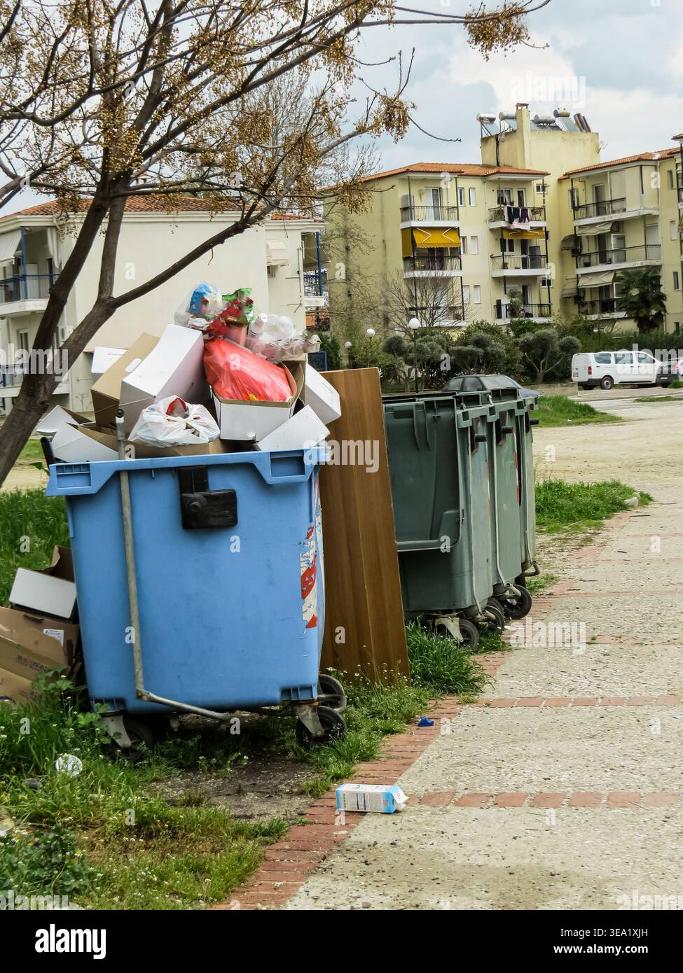 Overflowing Rag Container Overflowing Trash Containers – Vertical-Overflowing garbage containers ...