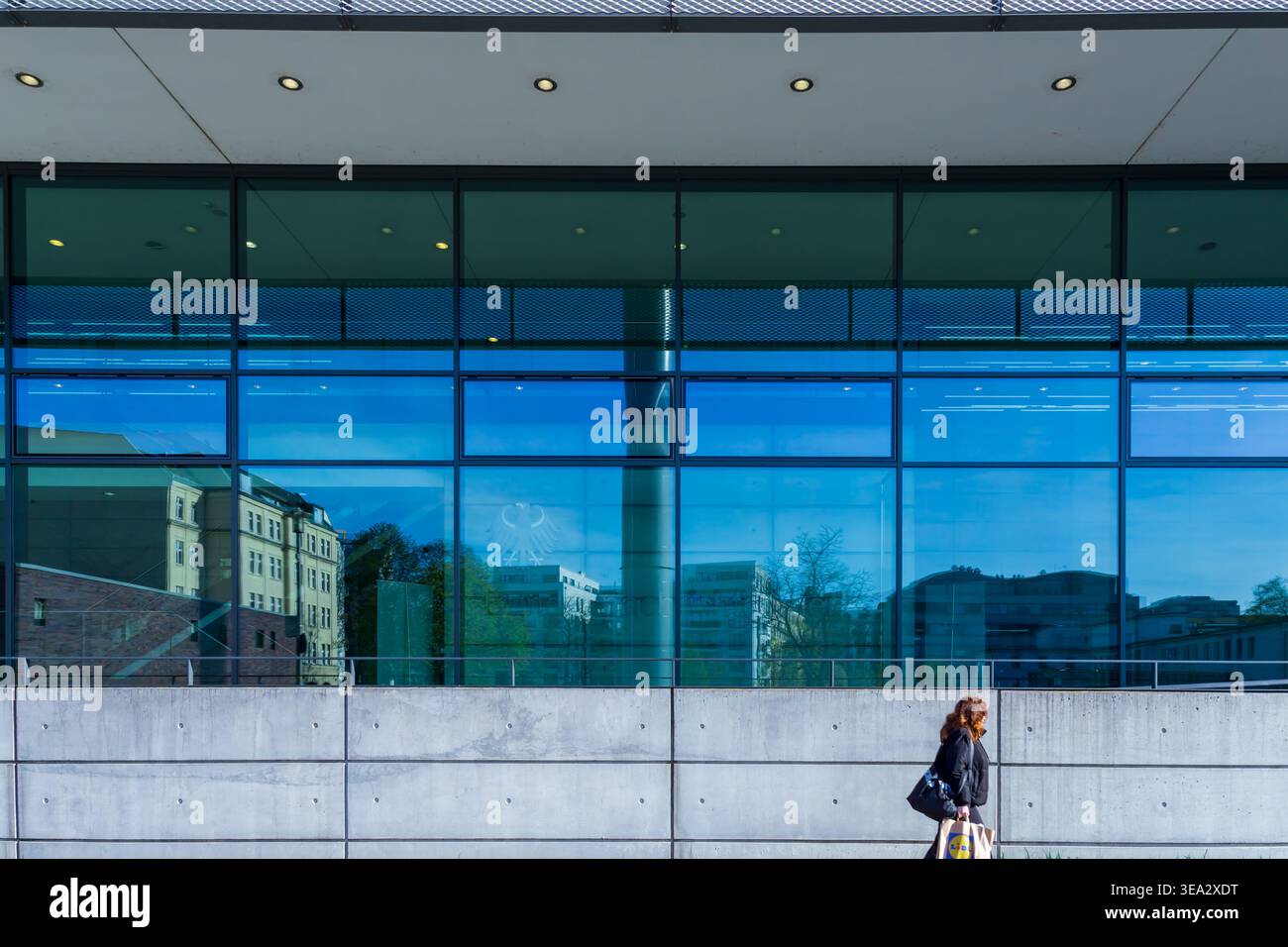 Pedestrian walking past glass hi-res stock photography and images - Alamy