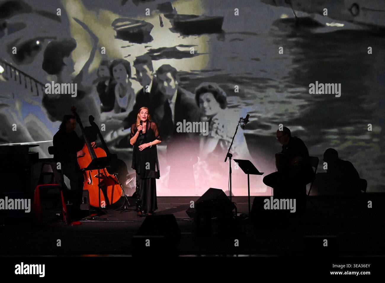 Ute Lemper during the Paris-Paris Tout, at the Auditorium Parco della ...