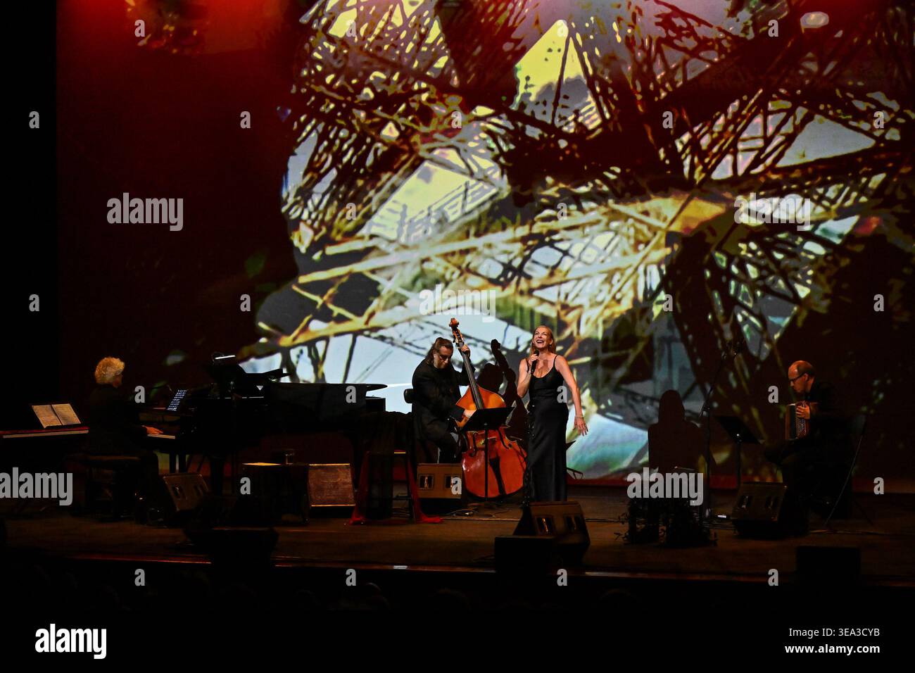 Ute Lemper during the Paris-Paris Tout, at the Auditorium Parco della ...