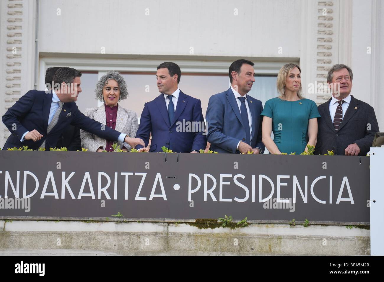 The Lehendakari, Imanol Pradales, together with the members of the ...