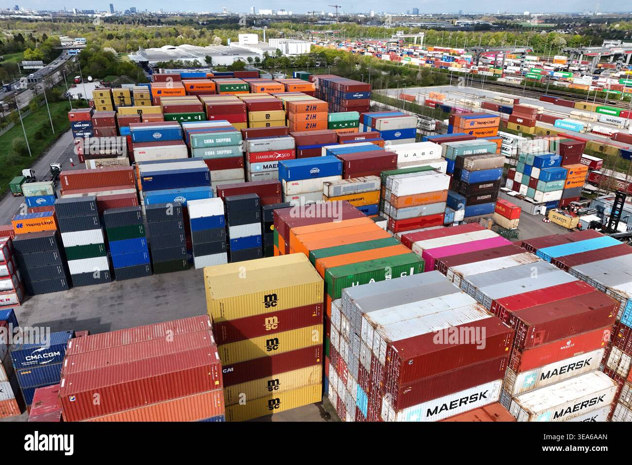Themenbild Deutsche Wirtschaft,Export / Containerdepot Muenchen-Riem ...