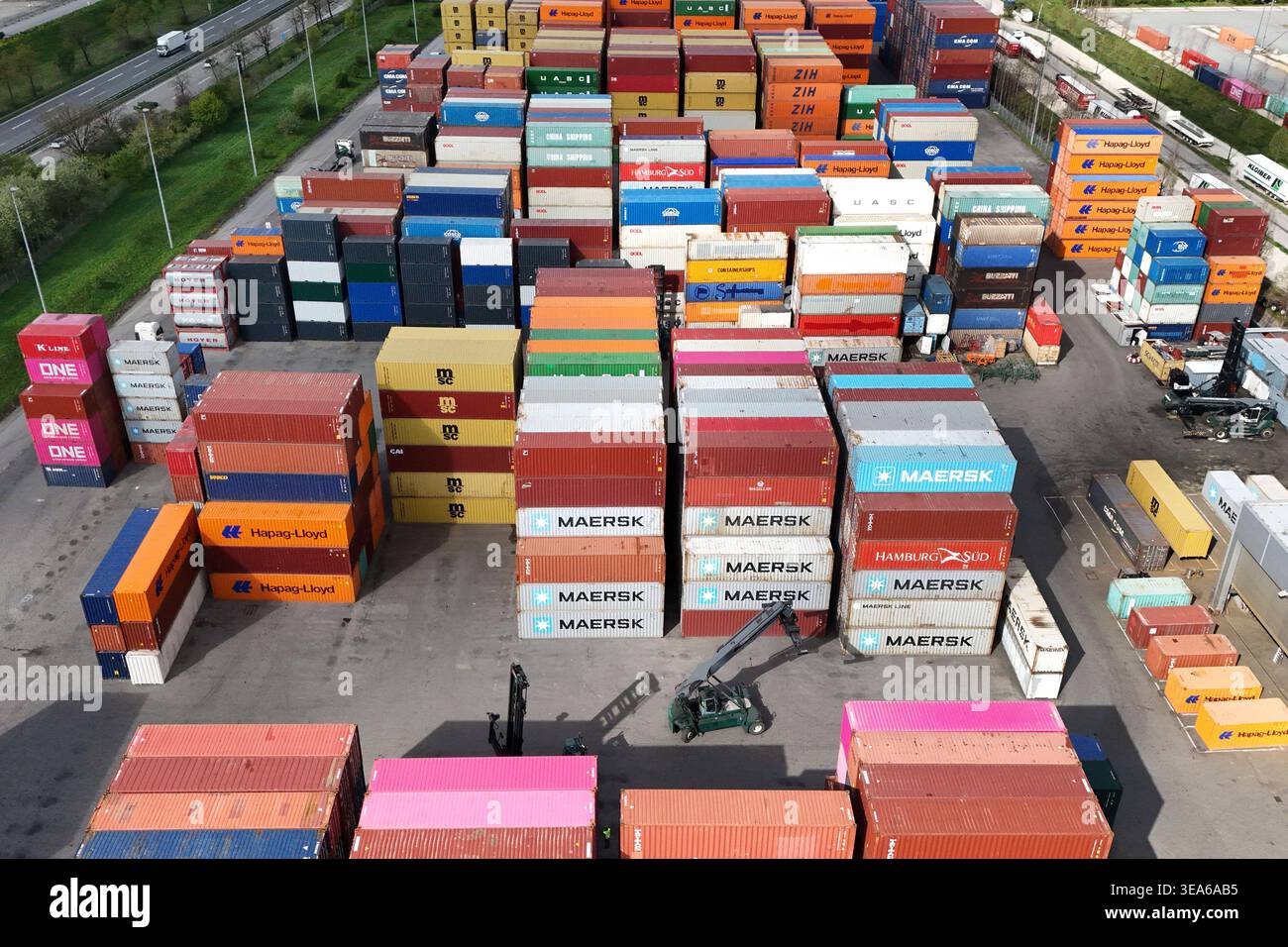 Themenbild Deutsche Wirtschaft,Export / Containerdepot Muenchen-Riem ...