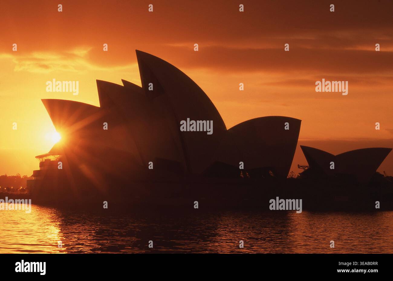 SIDE VIEW OF THE ICONIC SYDNEY OPERA HOUSE TAKEN AS THE SUNSET SETS ...