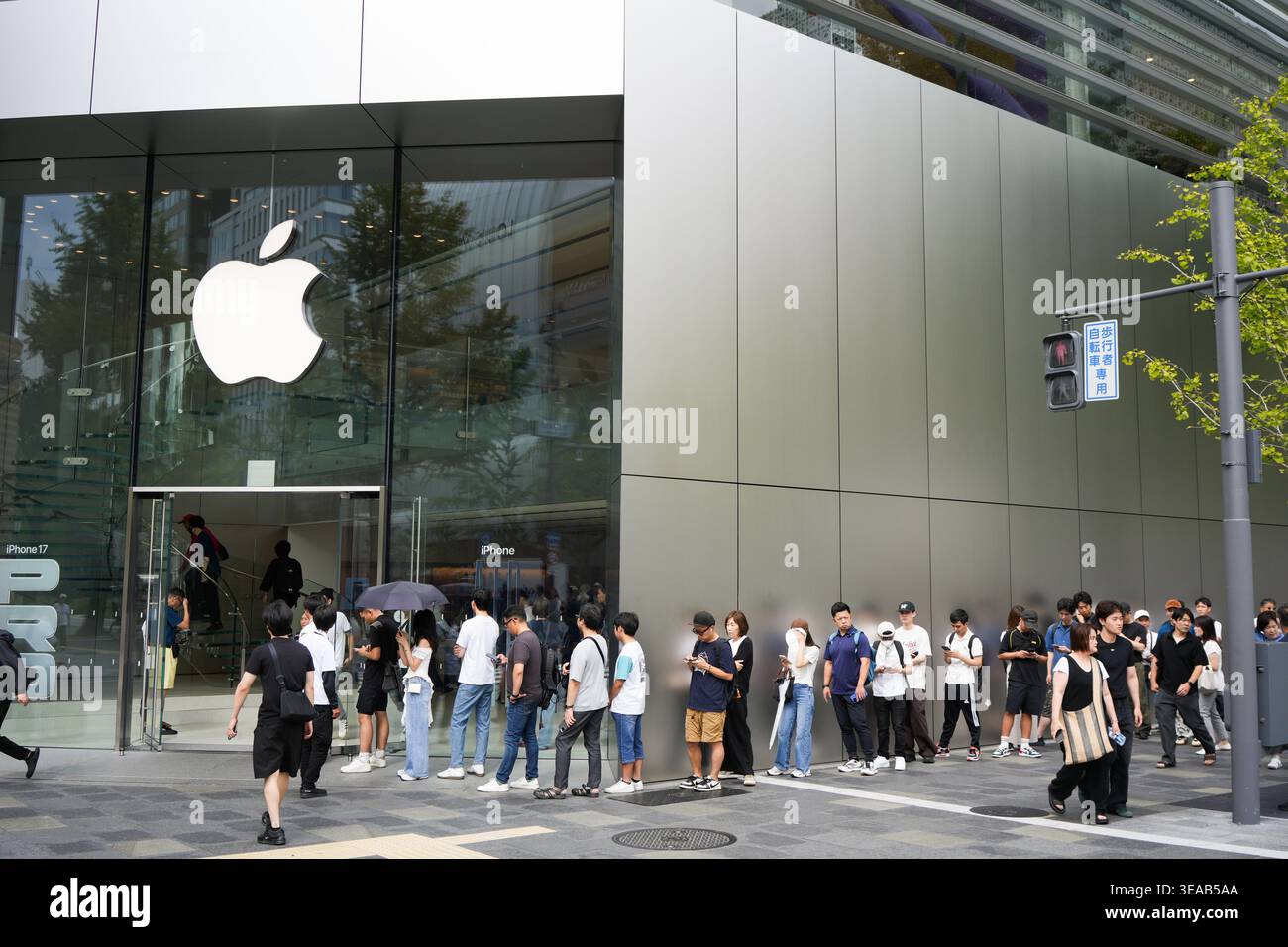 Japan queue store hi-res stock photography and images - Alamy