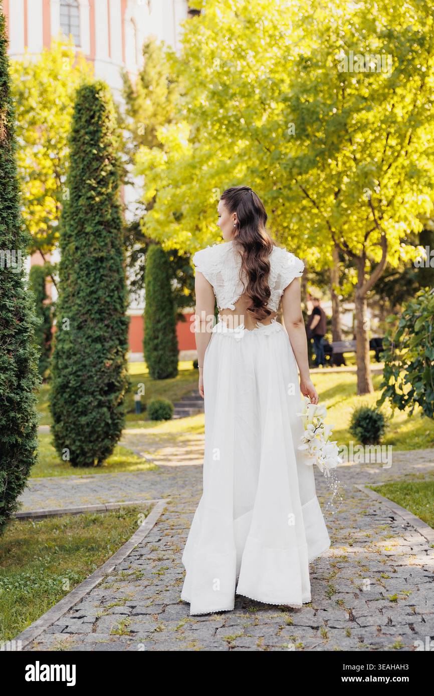Sophisticated wedding gown hi-res stock photography and images - Alamy Sophisticated wedding gown hi-res stock photography and images - Alamy