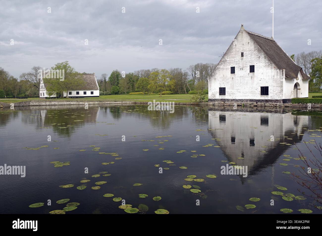 White manor house hi-res stock photography and images - Alamy