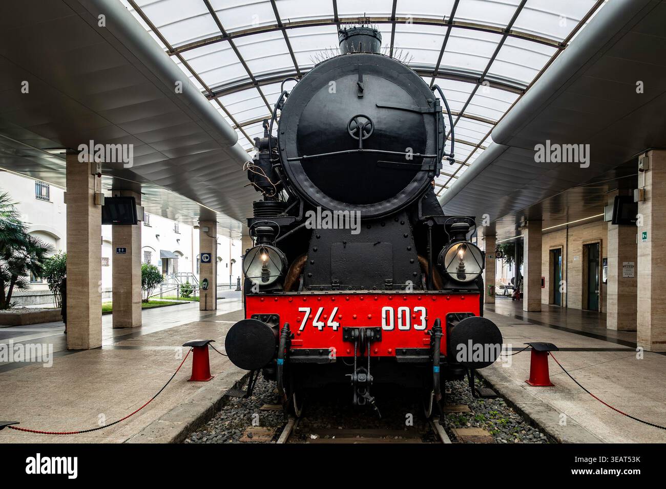 Red buffer beam hi-res stock photography and images - Alamy