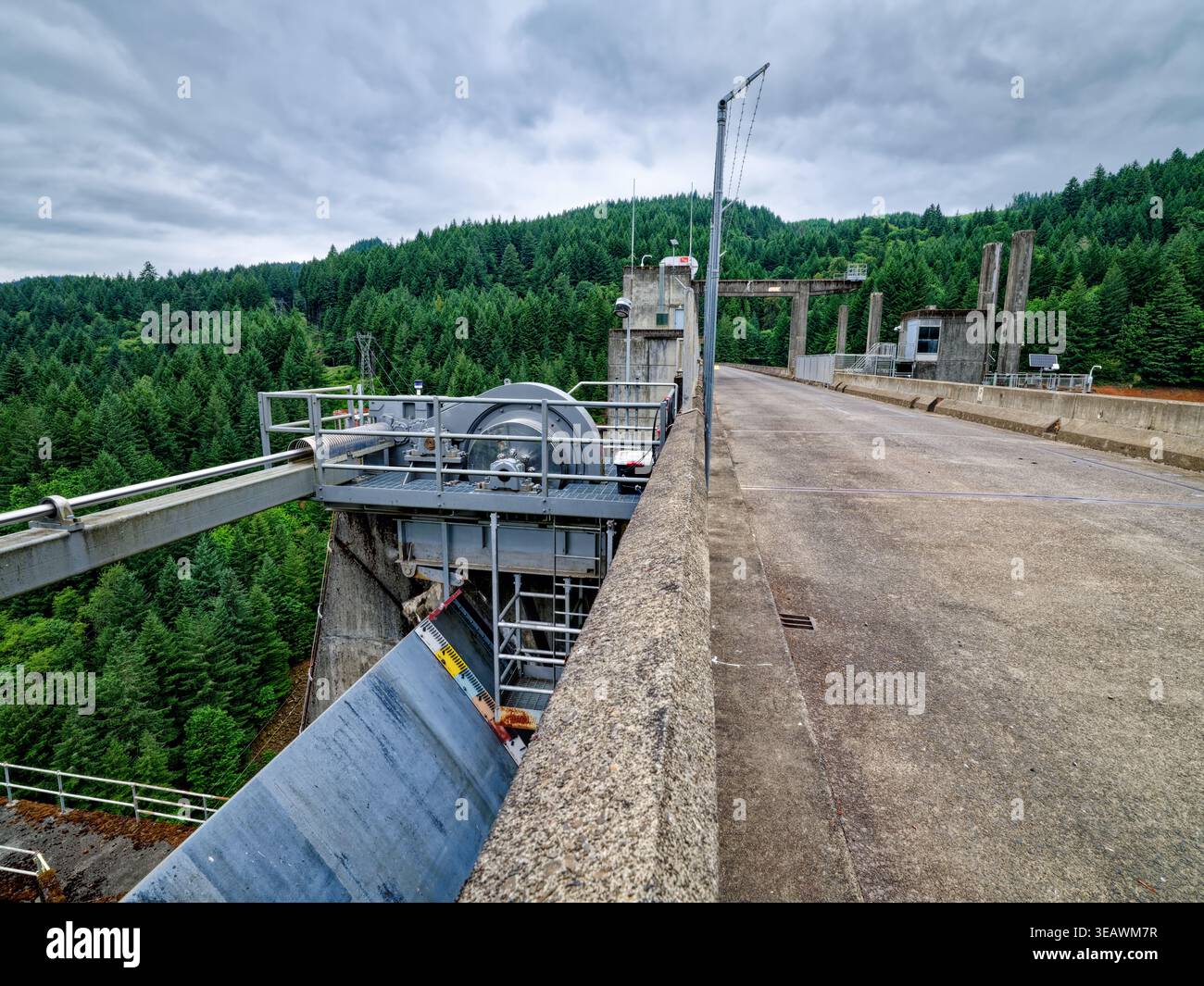 A motorized cantilever floodgate at the top of the Green Peter Dam near ...