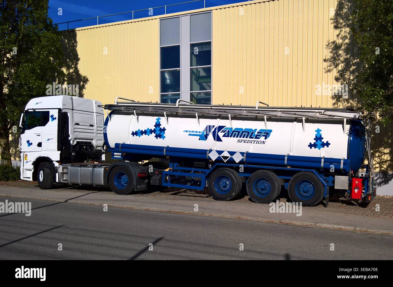 Gefahrgut-Tankzug der Kämmler Spedition aus Aue, Sachsen. MAN LKW mit ...