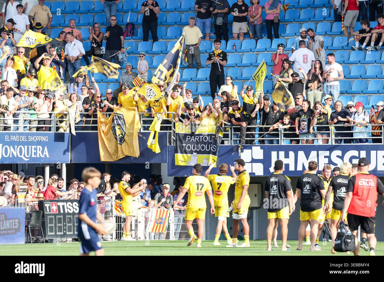 Team of La Rochelle celebrates the victory during the Top 14 match ...
