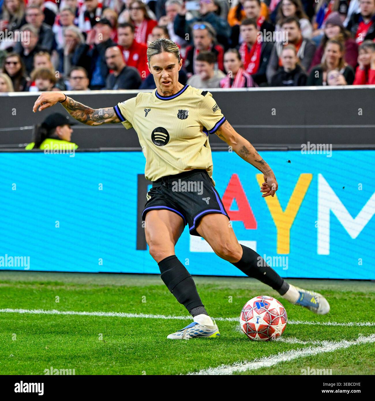 Mapi Leon Fc26 Mapi LEON (Barcelona, 4) during the corner kick, cutout, full body ...