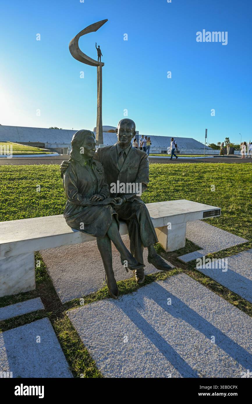 Brasilia, DF-Brazil - APRIL 24, 2026, A life-sized bronze sculpture of Juscelino Kubitschek and his wife Sarah sitting together on a white marble benc Stock Photo