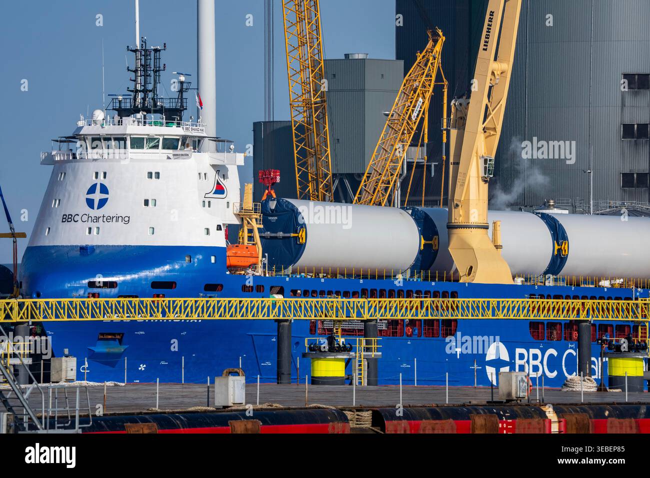 Emma Rotor Transport of wind turbine components hi-res stock photography and ...