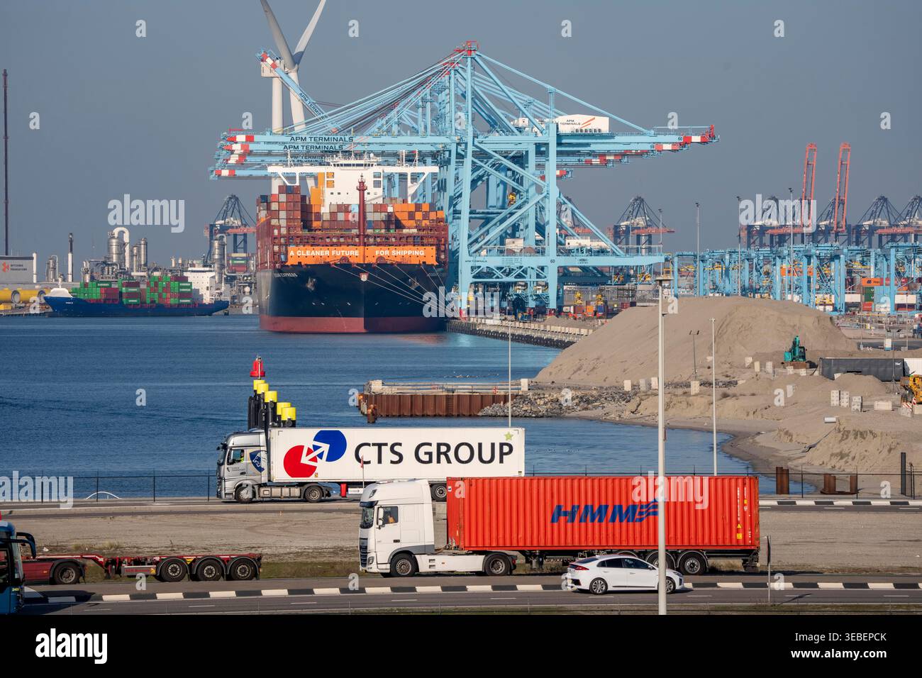 APM Container Terminal, the container ship Busan Express, operated by ...