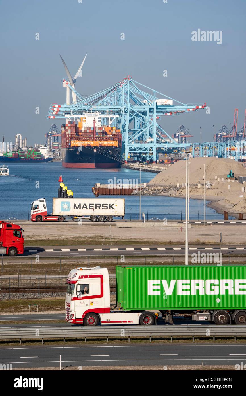 APM Container Terminal, the container ship Busan Express, operated by ...