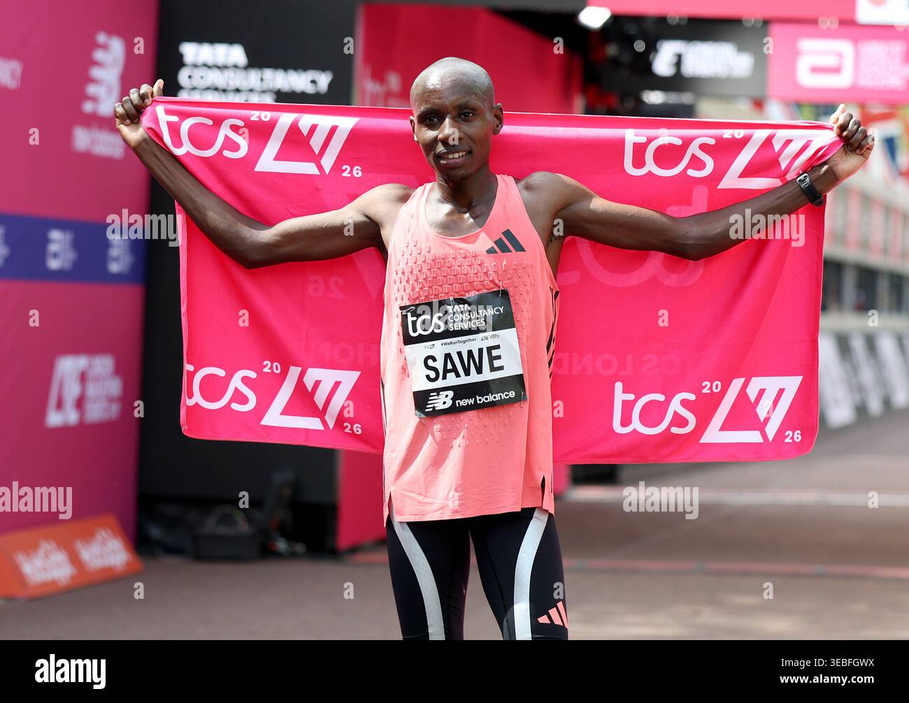 (260426) -- LONDON, April 26, 2026 (Xinhua) -- Sebastian Sawe of Kenya