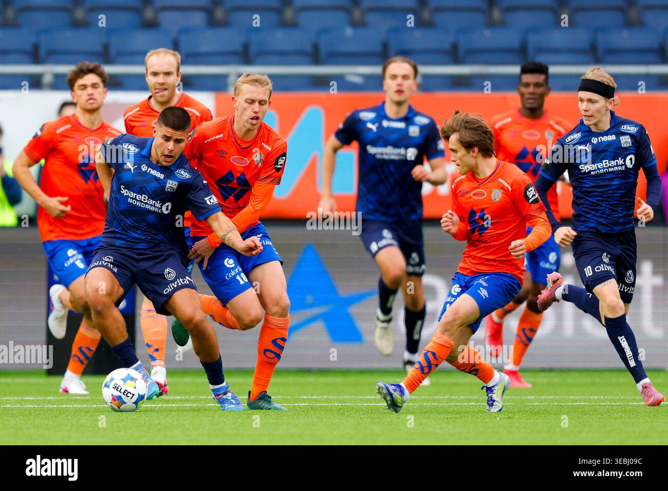 Ålesund 20260426. Kristiansunds Adrian Kurd Rønning og Aalesunds Elias ...